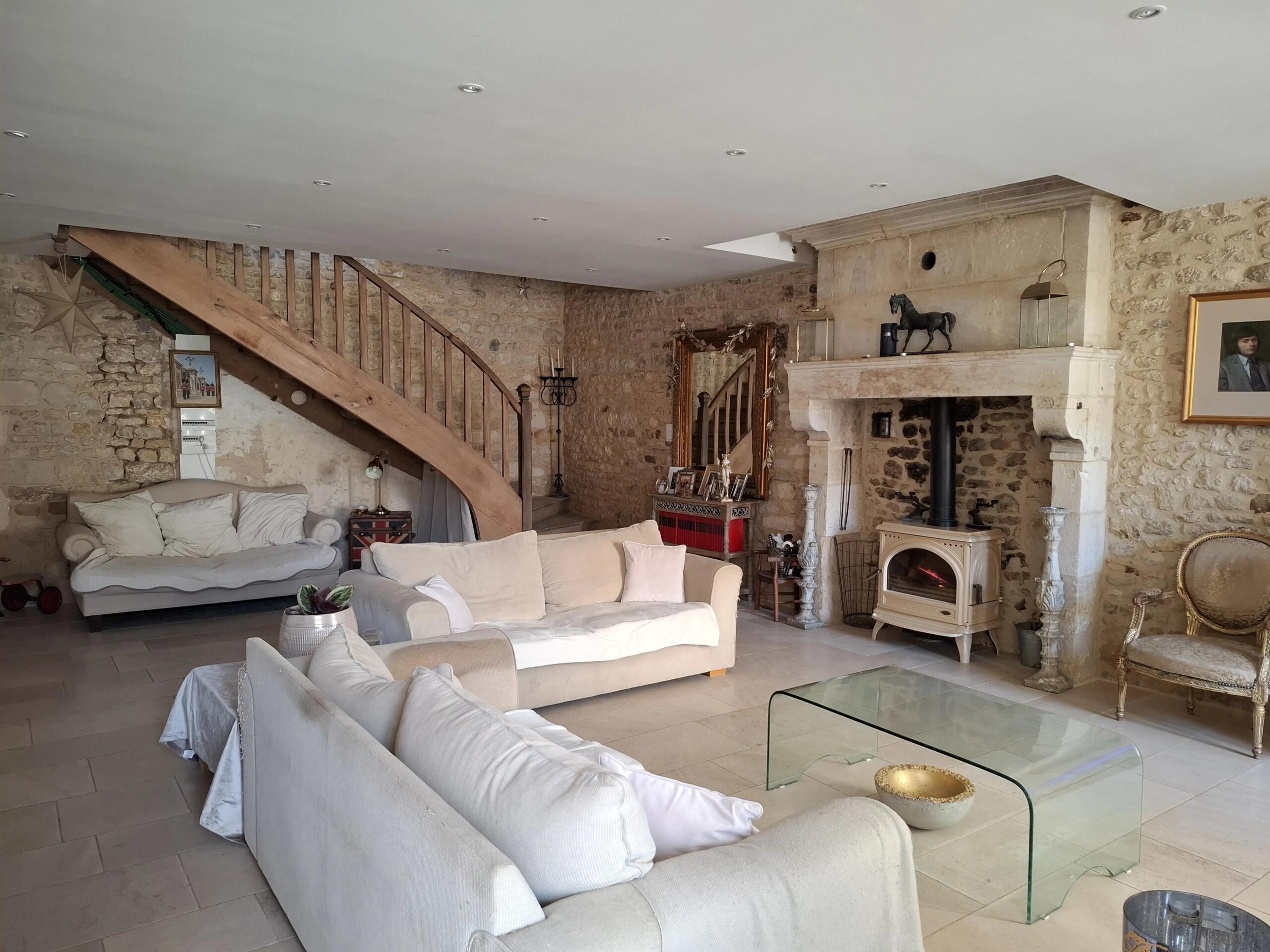 Fabulous Town House with business potential close to all amenities, Poitou-Charentes – France – BVI84235