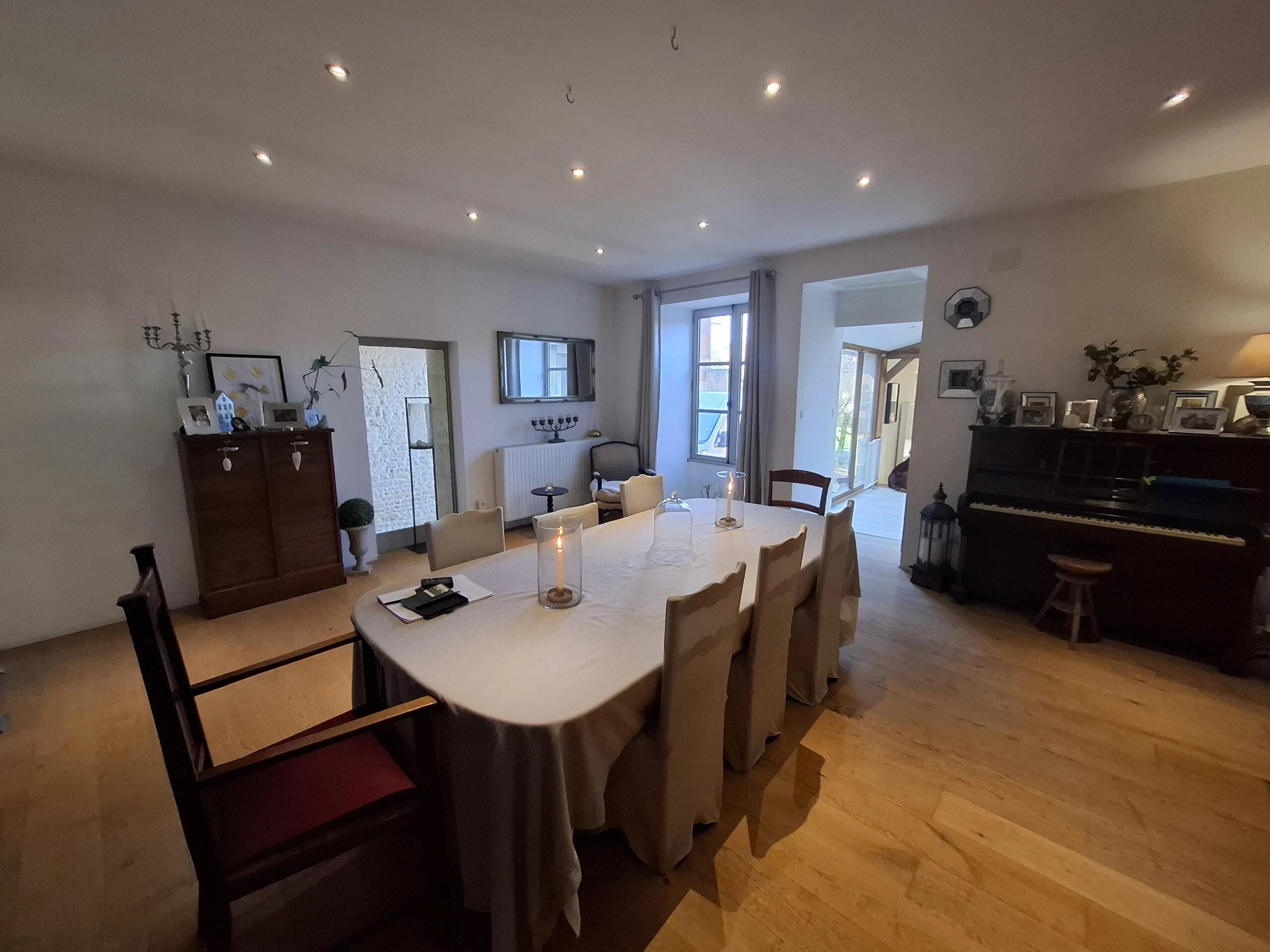 Fabulous Town House with business potential close to all amenities, Poitou-Charentes – France – BVI84235