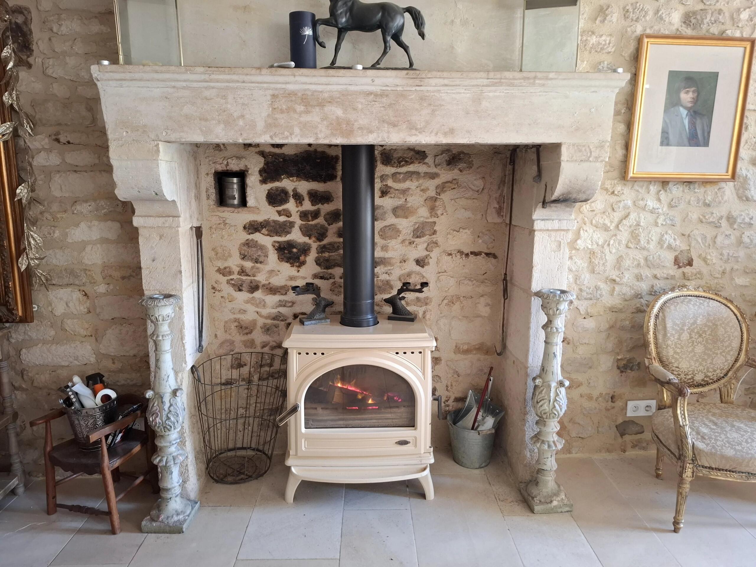 Fabulous Town House with business potential close to all amenities, Poitou-Charentes – France – BVI84235