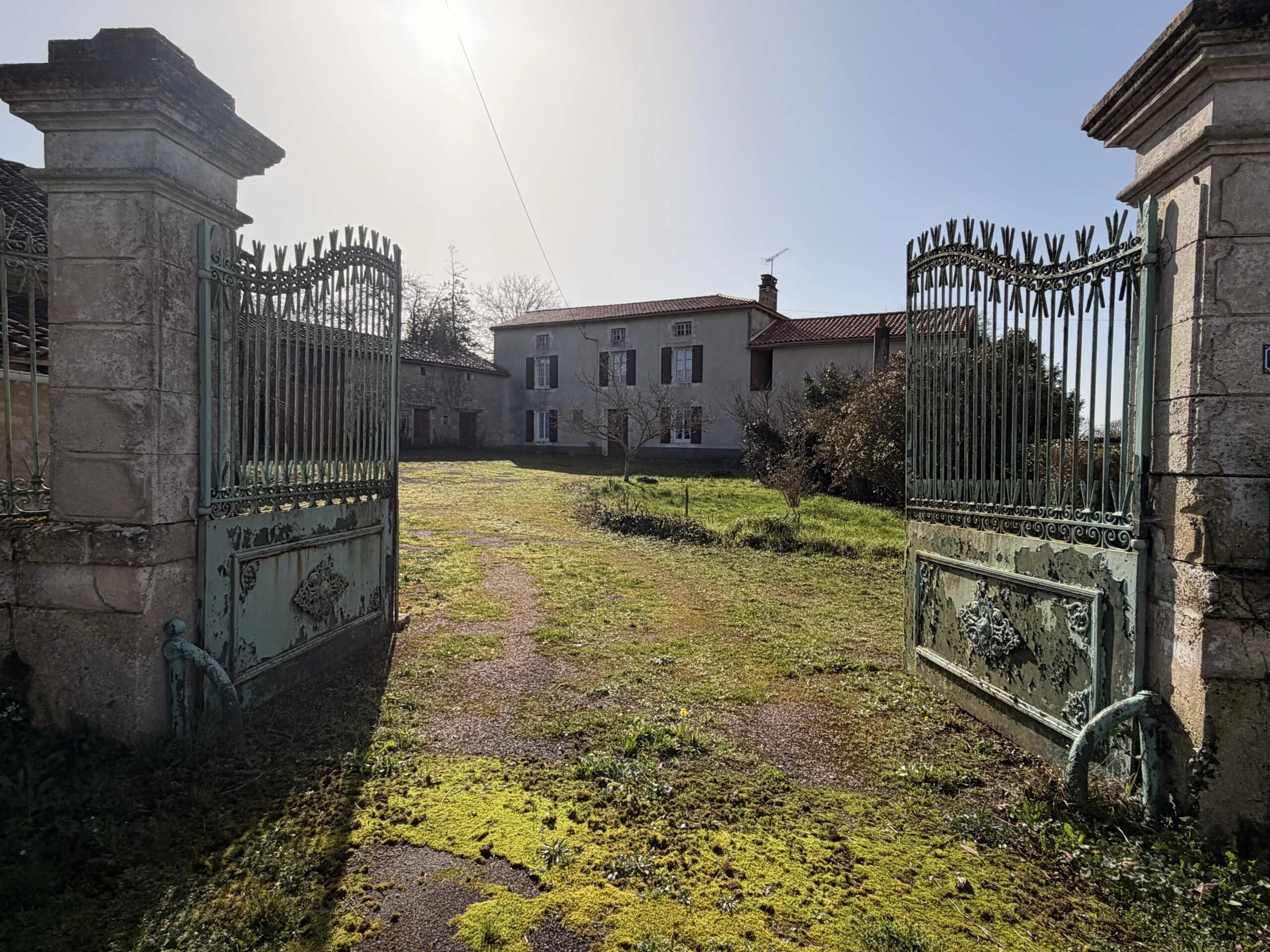 Old farmhouse with 3 bedrooms, barn, and outbuildings, great potential, Ruffec area, Poitou-Charentes – France – BVI84510