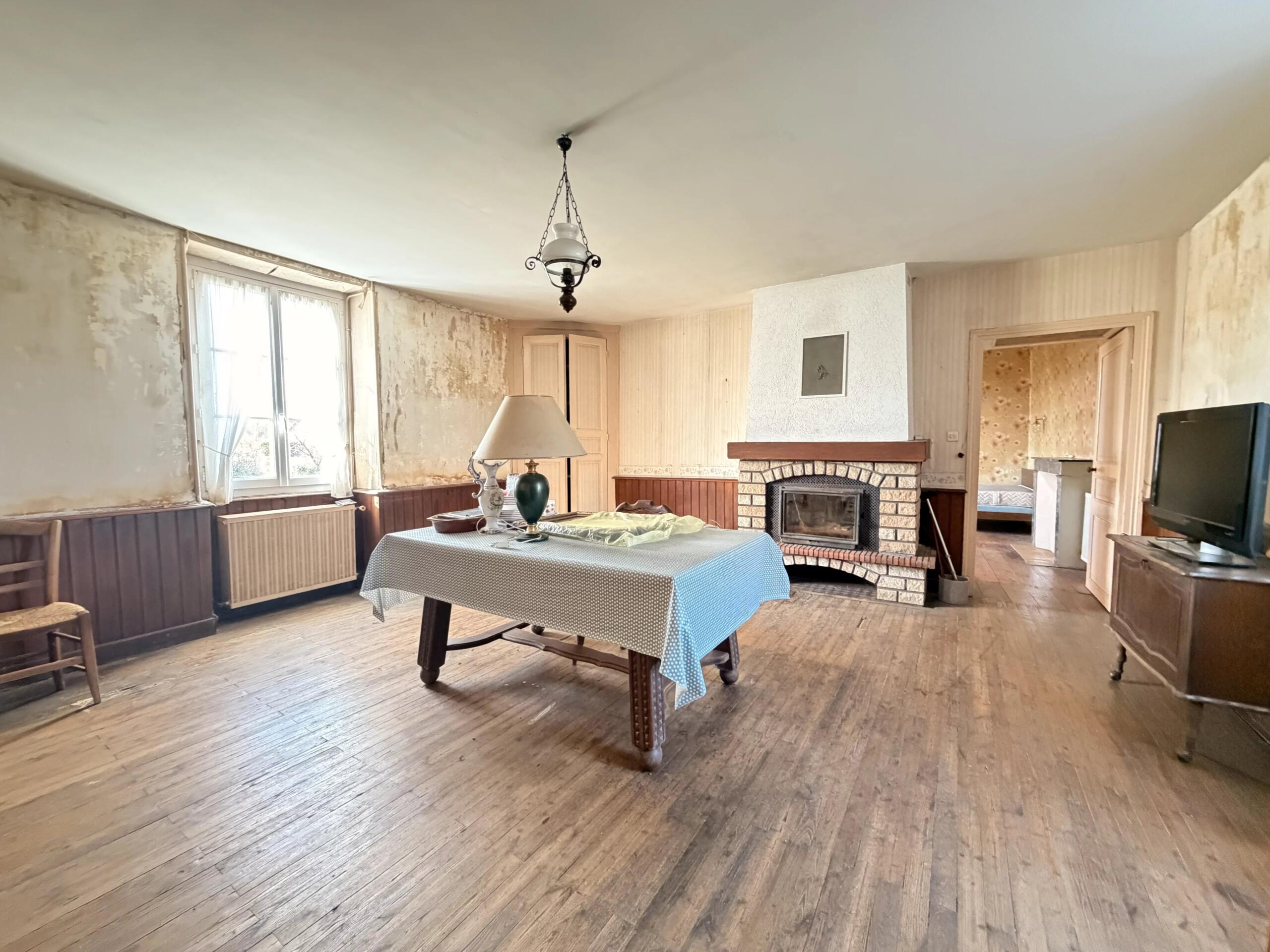 Old farmhouse with 3 bedrooms, barn, and outbuildings, great potential, Ruffec area, Poitou-Charentes – France – BVI84510