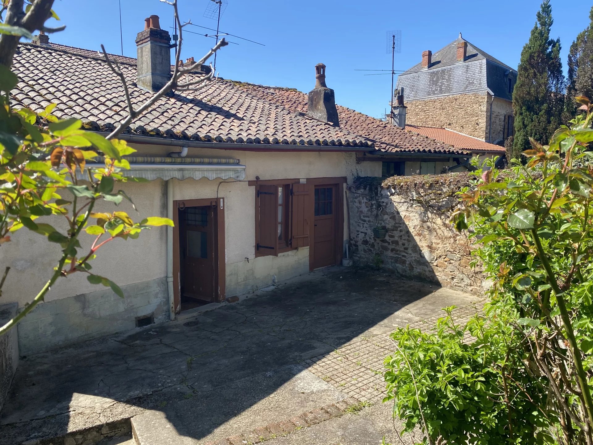 Three bedroom townhouse in centre of Bellac with a garden, Limousin – France – BVI78478