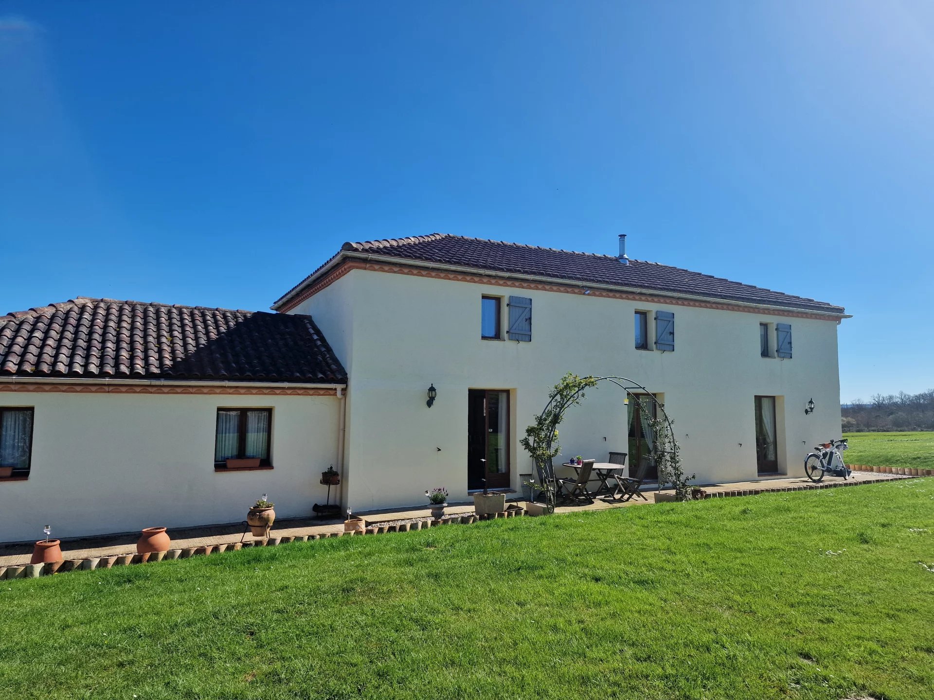 Atttractive property in prominant position with fabulous views and guest house, Aquitaine – France – BVI72308