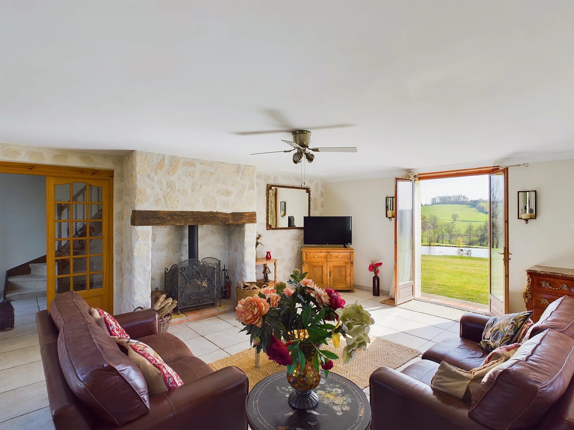 Atttractive property in prominant position with fabulous views and guest house, Aquitaine – France – BVI72308