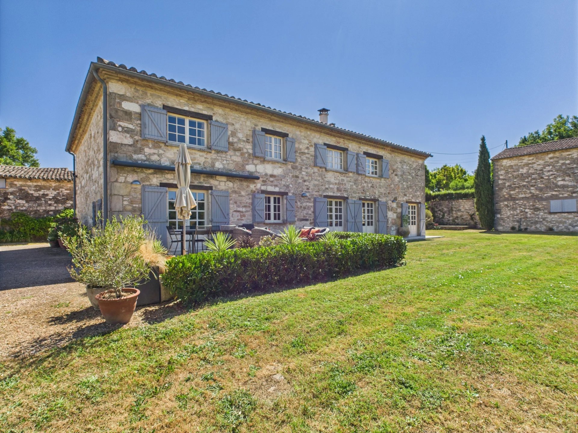 Charming Former Vigneron Estate with 33 Hectares, Panoramic Views, and Lake, Midi-Pyrénées – France – BVI81771