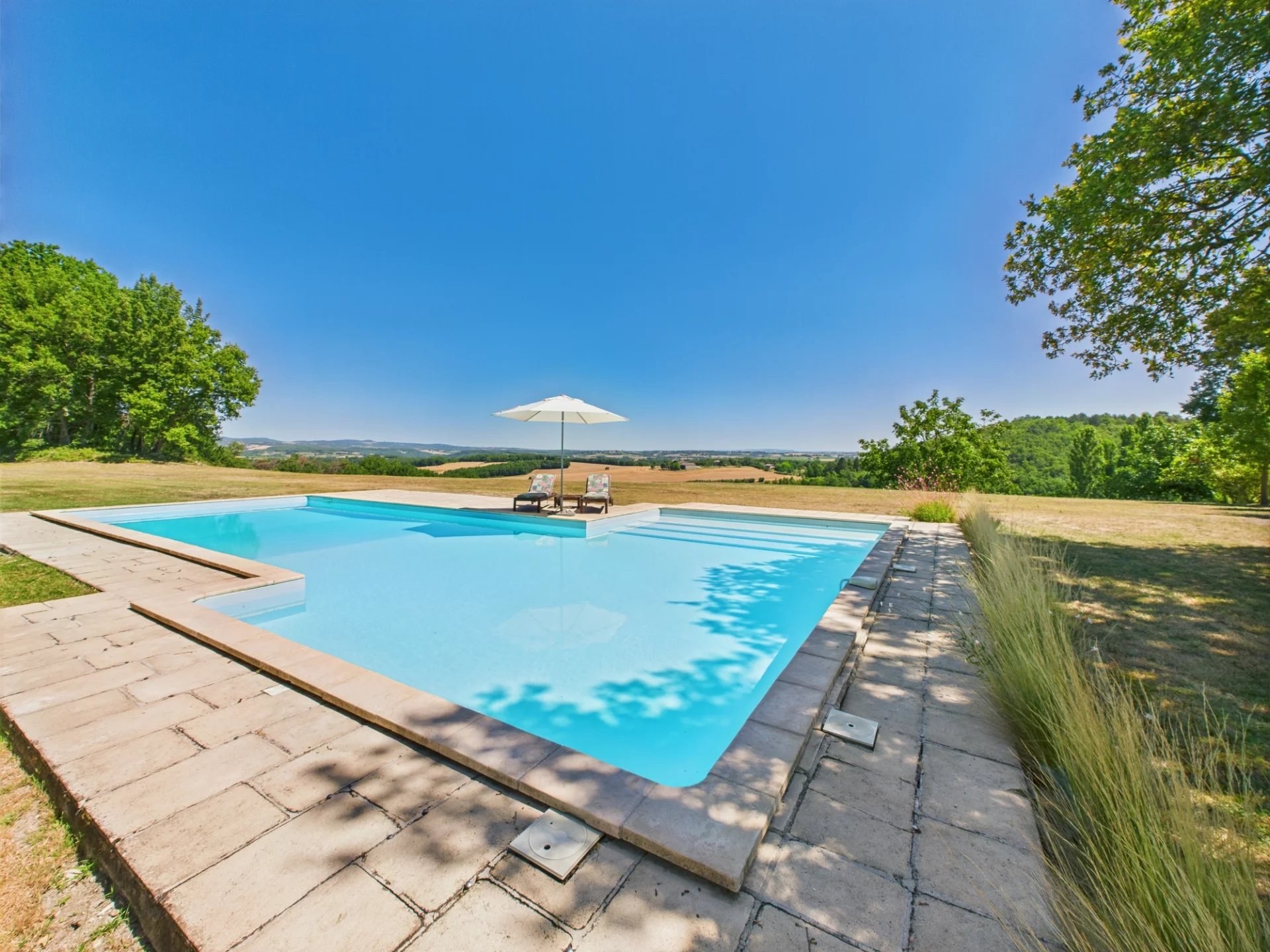Charming Former Vigneron Estate with 33 Hectares, Panoramic Views, and Lake, Midi-Pyrénées – France – BVI81771