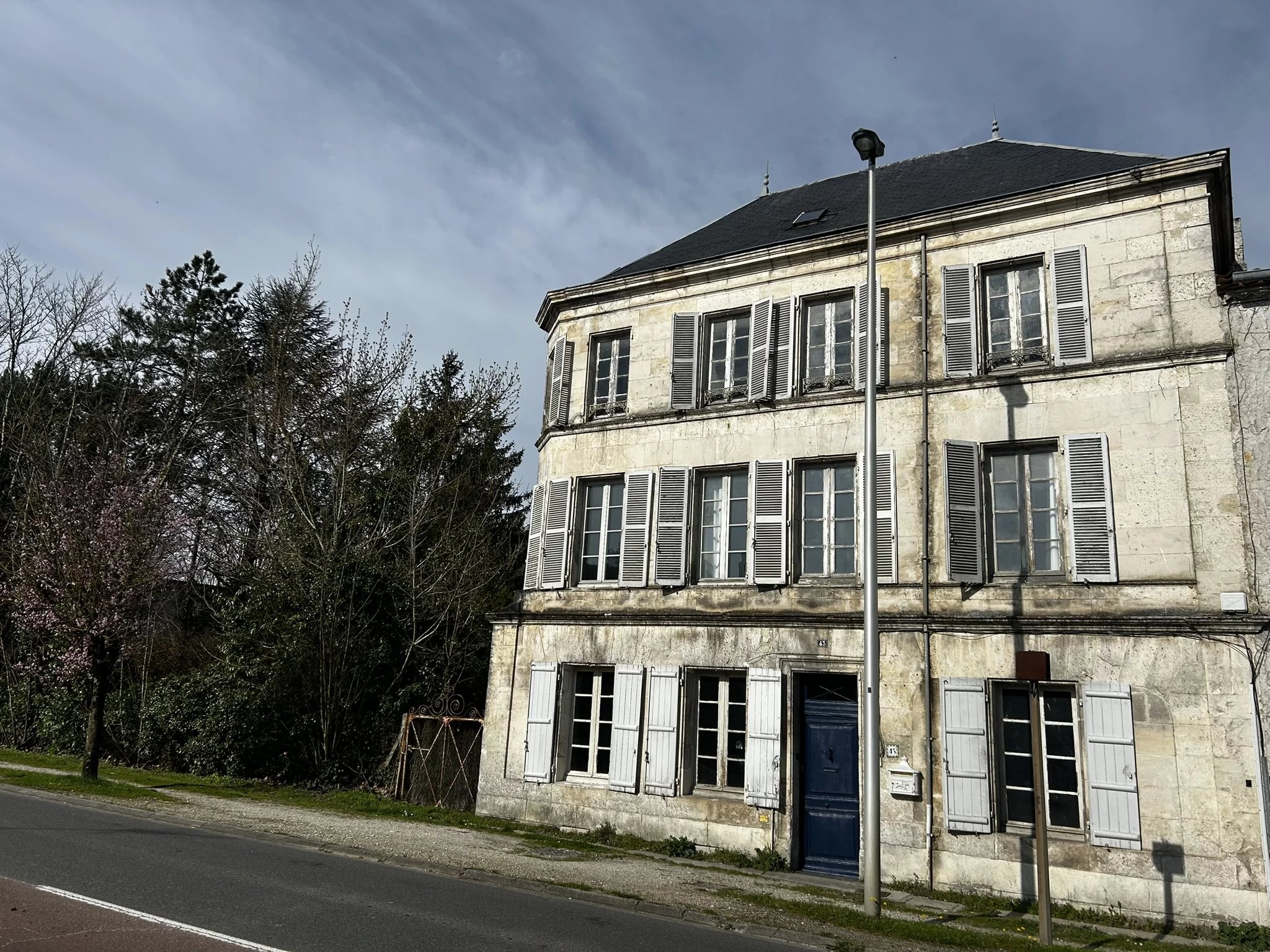 5 Bedroom townhouse with lovely garden, Poitou-Charentes – France – BVI84343