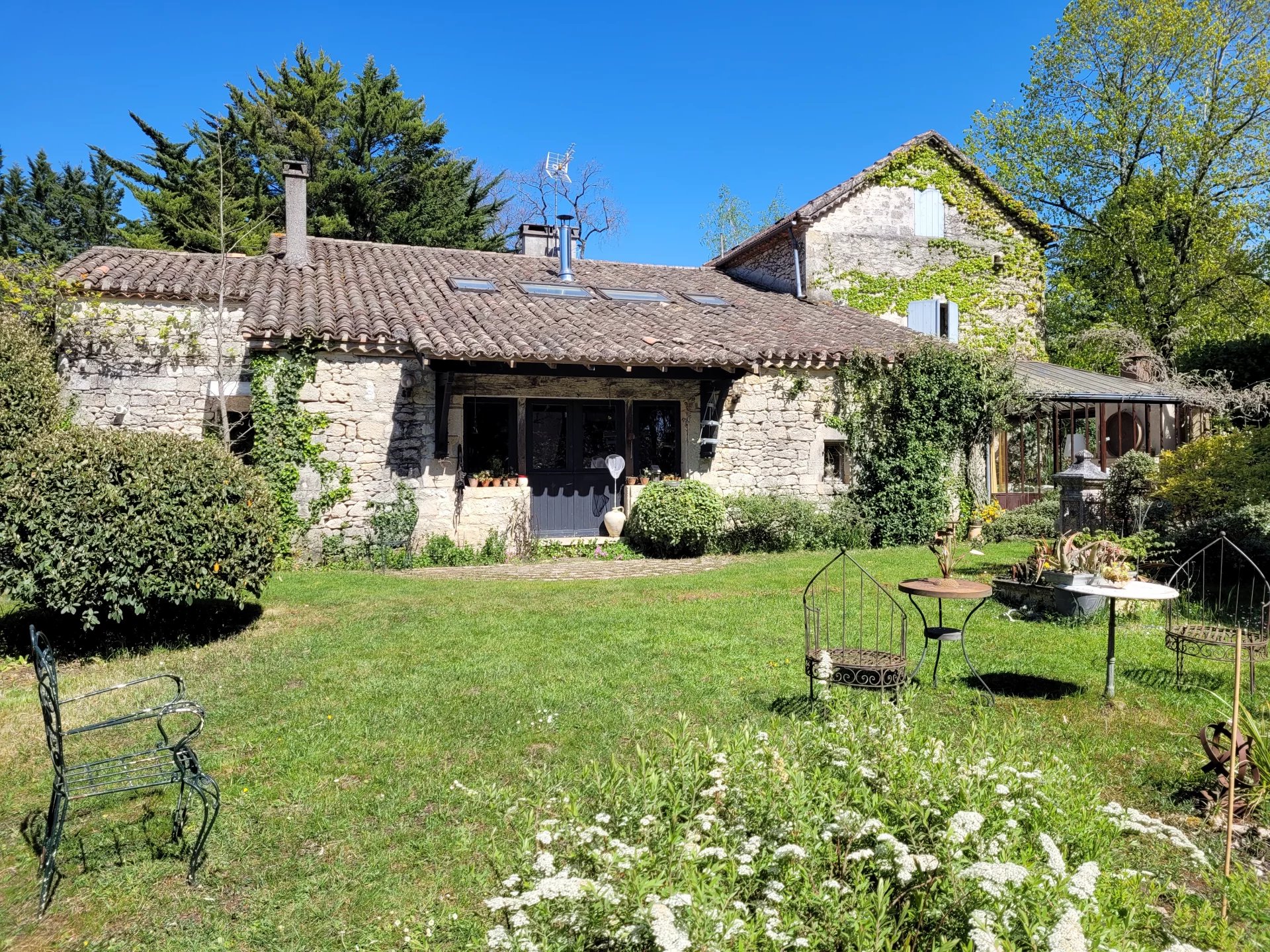Charming stone house with outbuildings and pool, Aquitaine – France – BVI82558