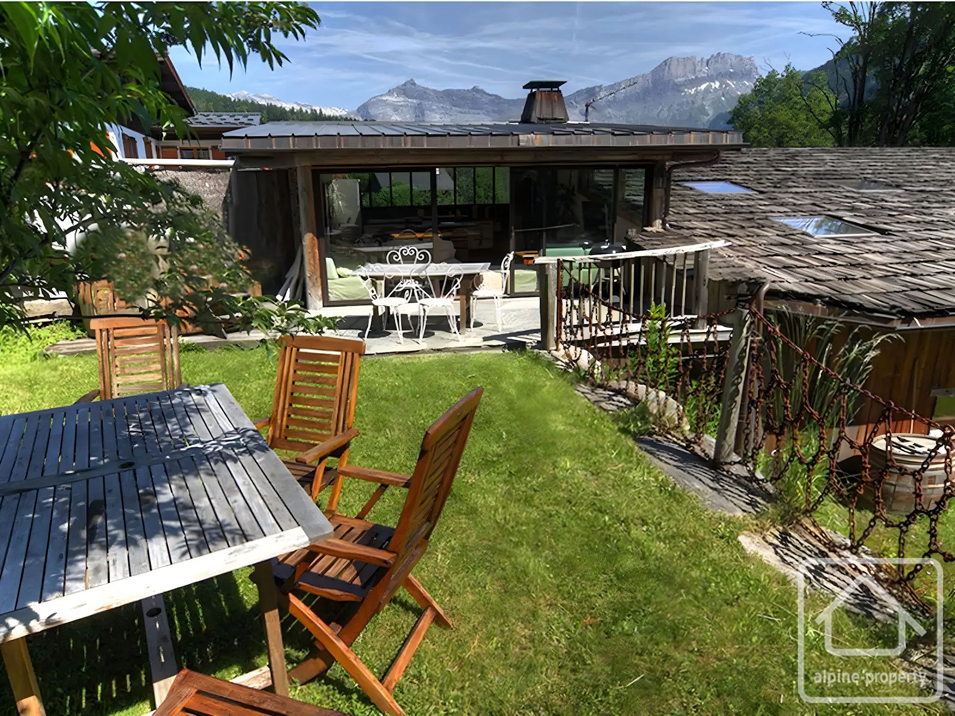 5 Bedroom 4 Bathroom Property Walking Distance From Ski Lift, Private Parking 1 Hour From Geneva. – EDEN