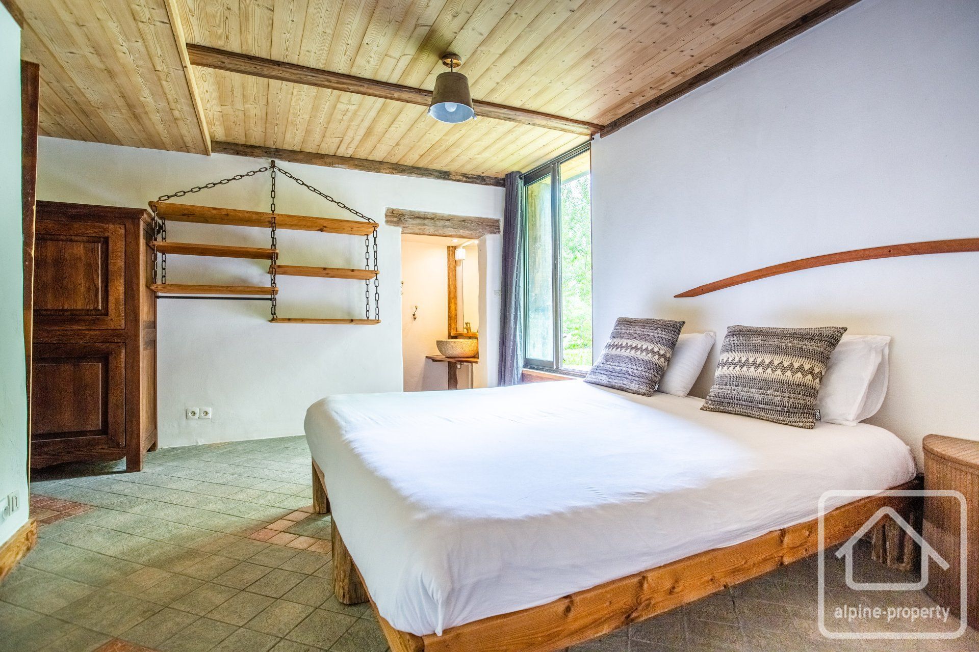 5 Bedroom 4 Bathroom Property Walking Distance From Ski Lift, Private Parking 1 Hour From Geneva. – EDEN