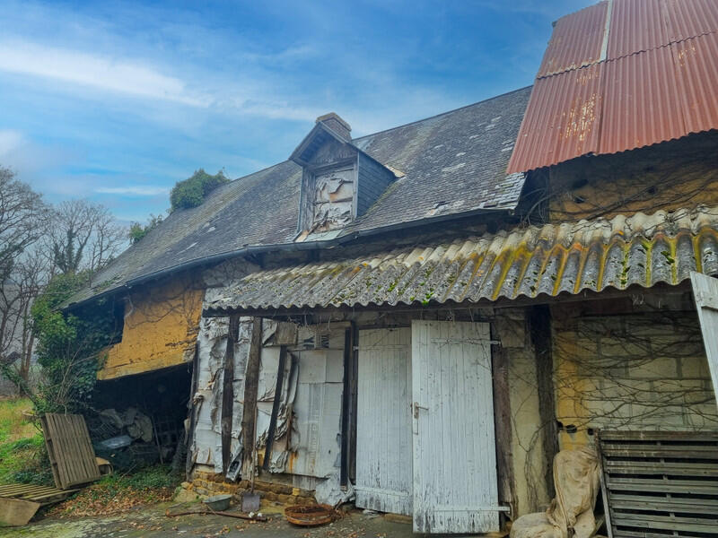Charming Detached House, ready to move into, with a large garden and excellent road links in Manche, Normandy
