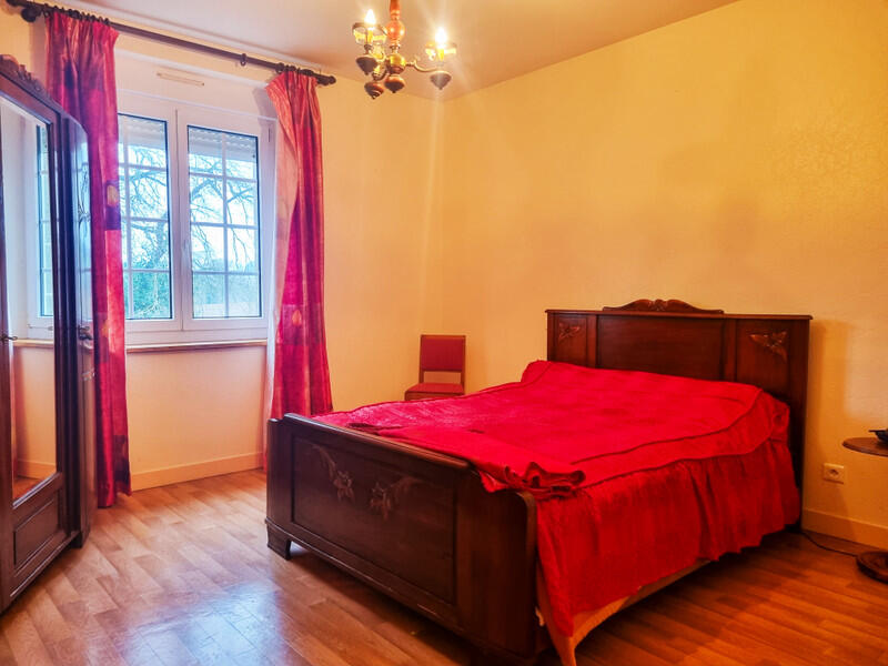 Charming Detached House, ready to move into, with a large garden and excellent road links in Manche, Normandy