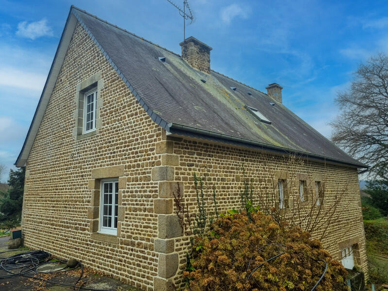 Charming Detached House, ready to move into, with a large garden and excellent road links in Manche, Normandy