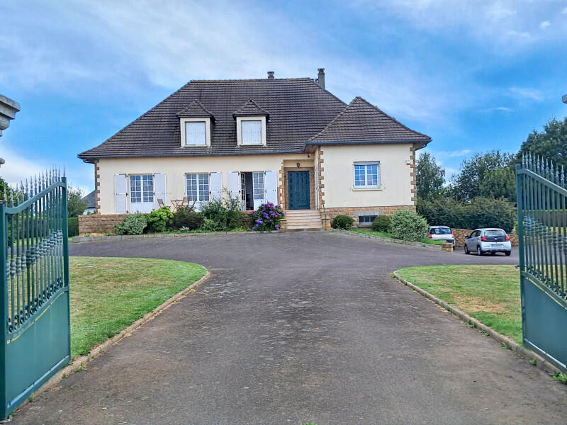 Spacious detached family home with great potential for renovation and large, light-filled rooms