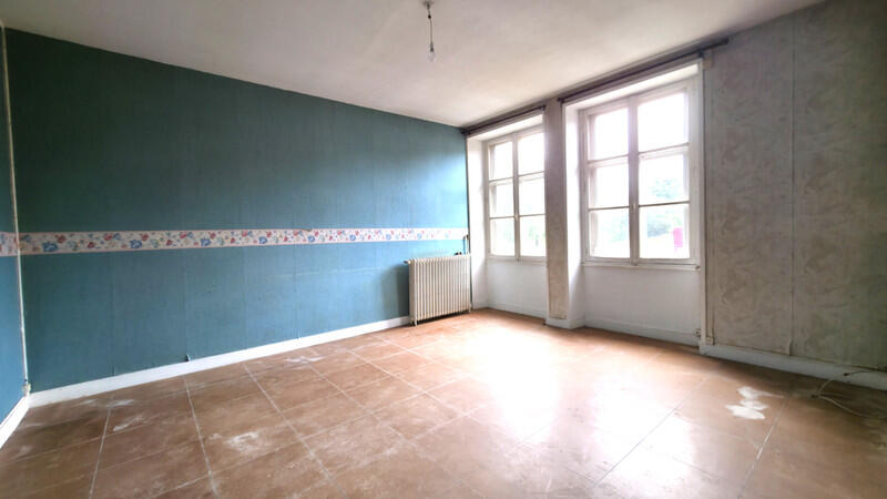 A solidly constructed building in need of renovation, located in a vibrant and sought-after area – Le Châtellier, Orne, Normandy