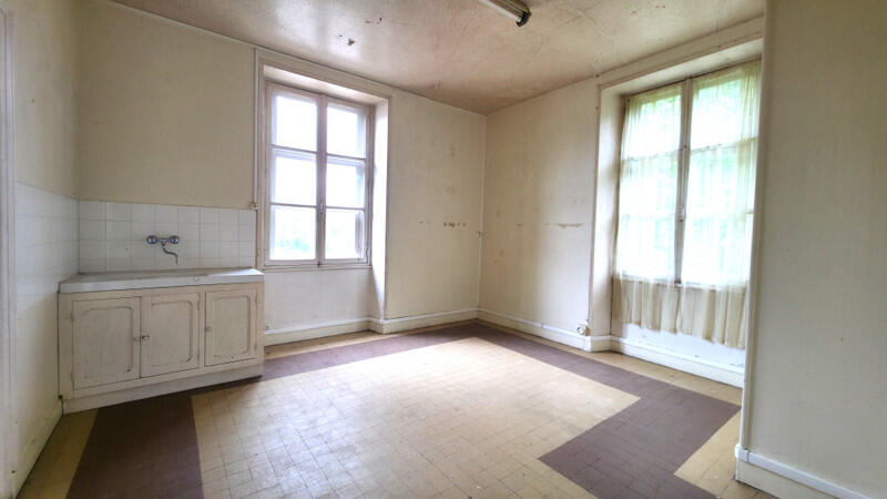 A solidly constructed building in need of renovation, located in a vibrant and sought-after area – Le Châtellier, Orne, Normandy