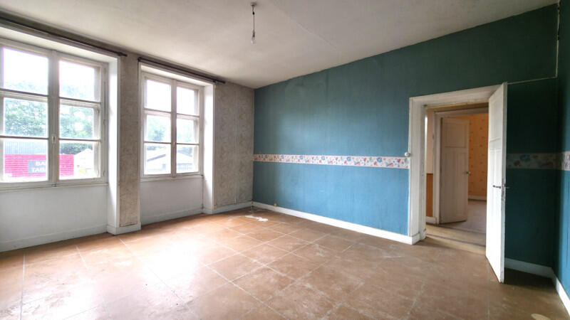 A solidly constructed building in need of renovation, located in a vibrant and sought-after area – Le Châtellier, Orne, Normandy