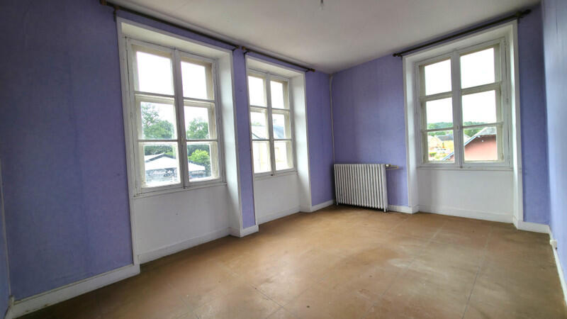 A solidly constructed building in need of renovation, located in a vibrant and sought-after area – Le Châtellier, Orne, Normandy