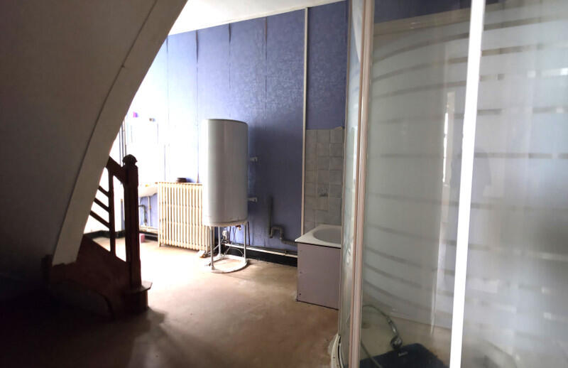 A solidly constructed building in need of renovation, located in a vibrant and sought-after area – Le Châtellier, Orne, Normandy