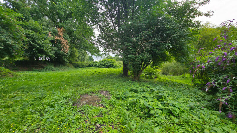 A solidly constructed building in need of renovation, located in a vibrant and sought-after area – Le Châtellier, Orne, Normandy