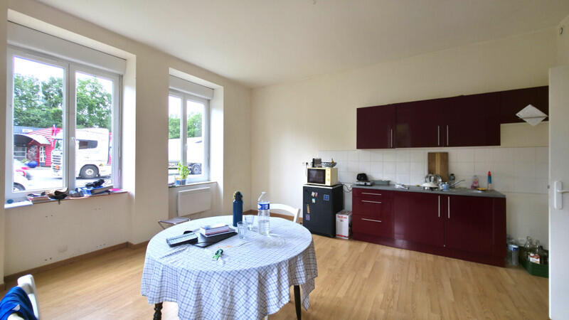 A solidly constructed building in need of renovation, located in a vibrant and sought-after area – Le Châtellier, Orne, Normandy