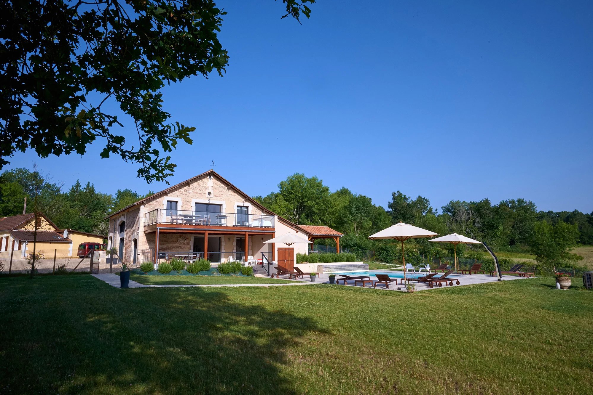 Elegant Country Estate with Guest Houses, Swimming Pool and Private Owner’s Garden, Aquitaine – France – BVI84269