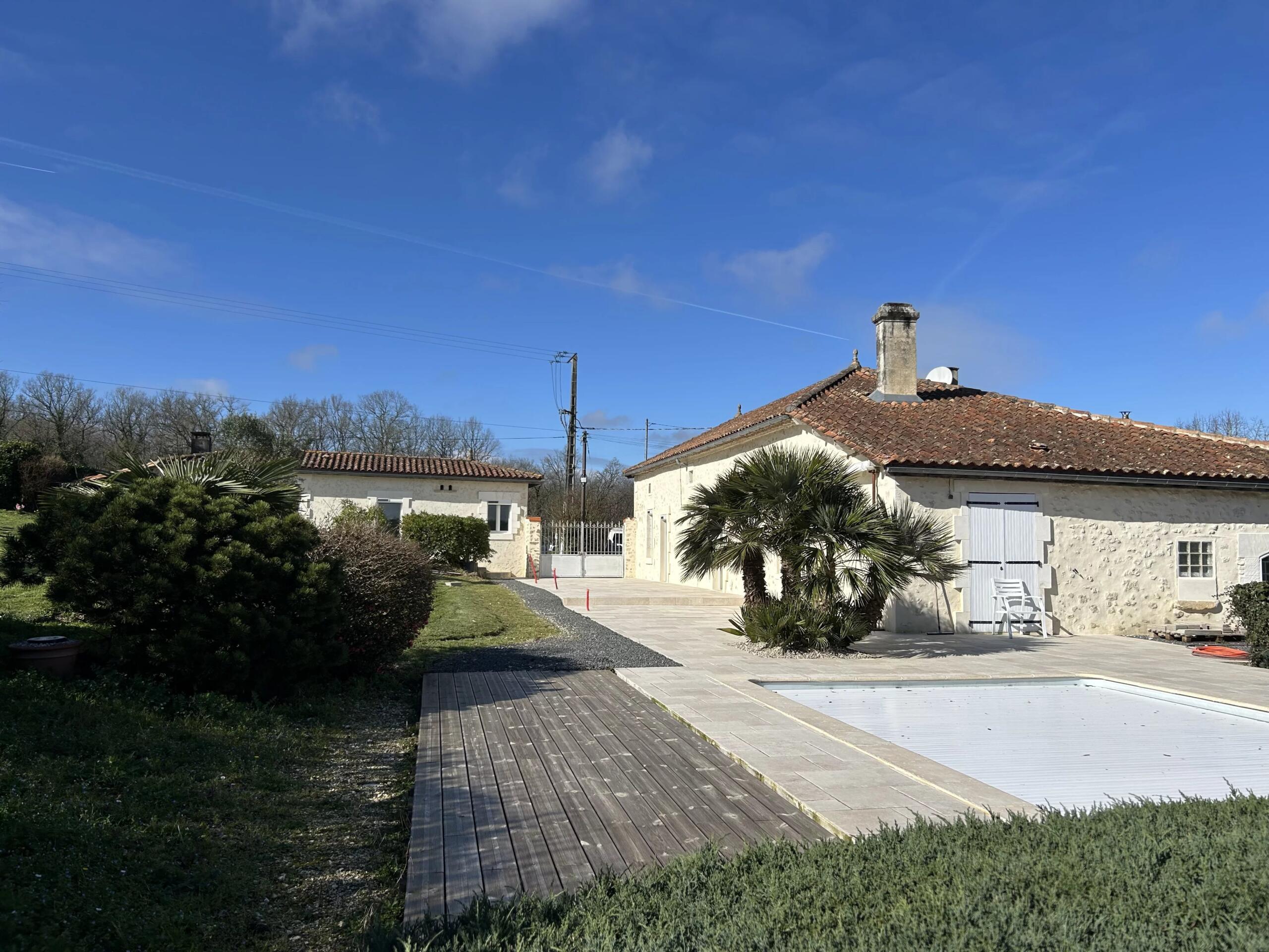Charming single-level home with barn and outbuilding — love at first sight guaranteed, Poitou-Charentes – France – BVI84672