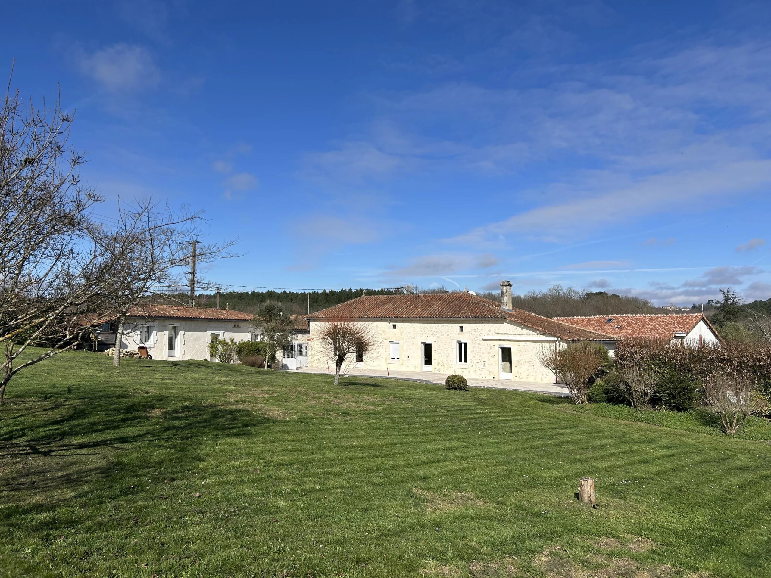 Charming single-level home with barn and outbuilding — love at first sight guaranteed, Poitou-Charentes – France – BVI84672