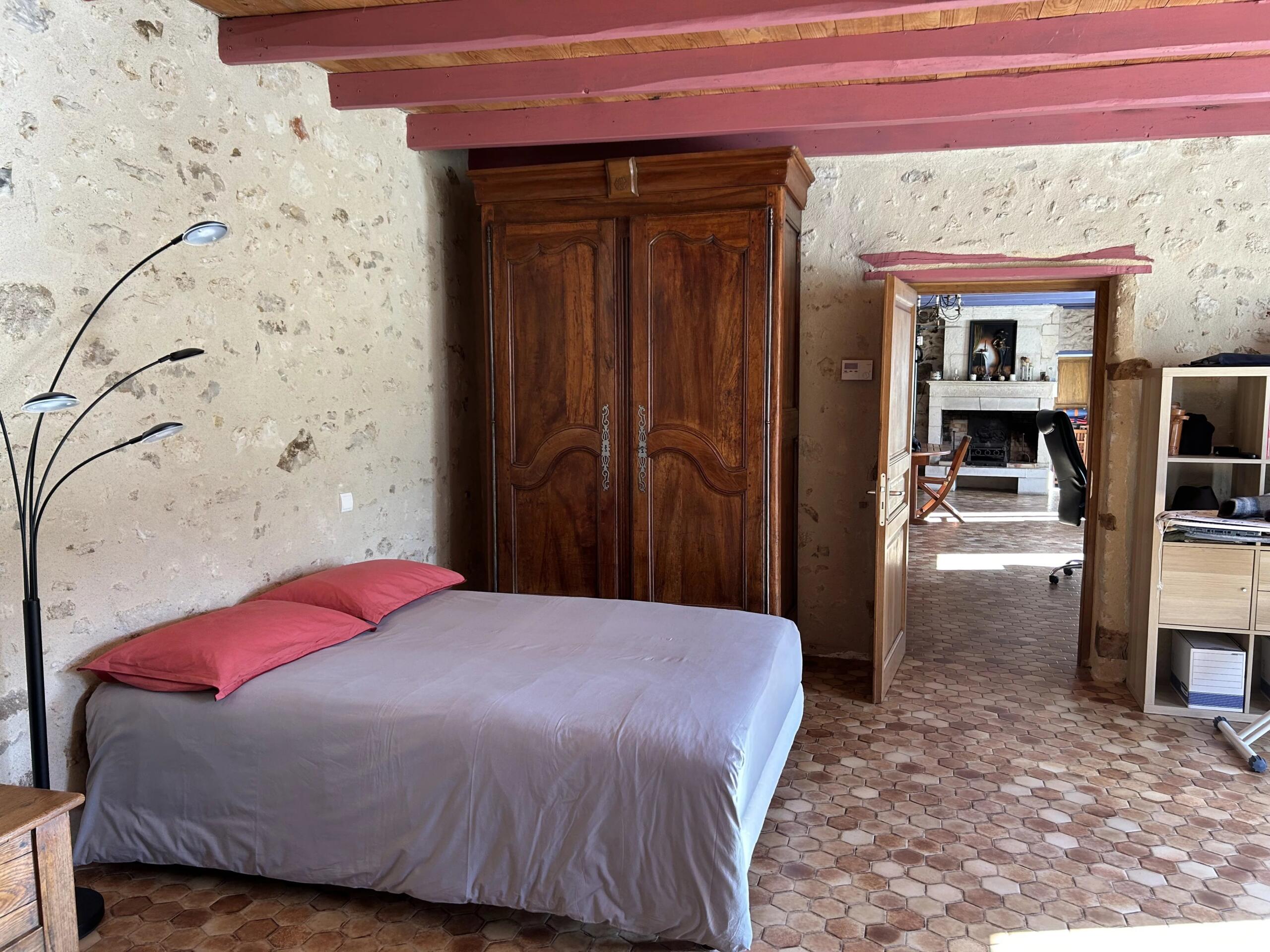 Charming single-level home with barn and outbuilding — love at first sight guaranteed, Poitou-Charentes – France – BVI84672