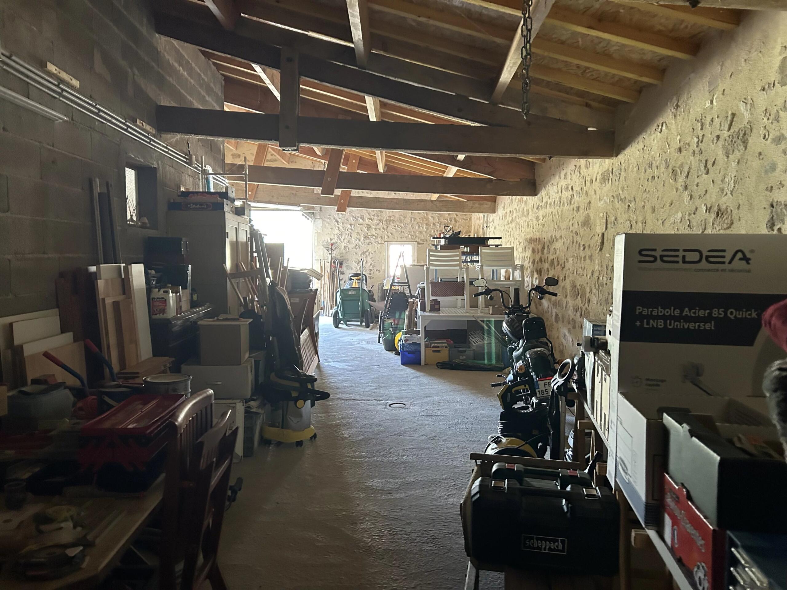 Charming single-level home with barn and outbuilding — love at first sight guaranteed, Poitou-Charentes – France – BVI84672