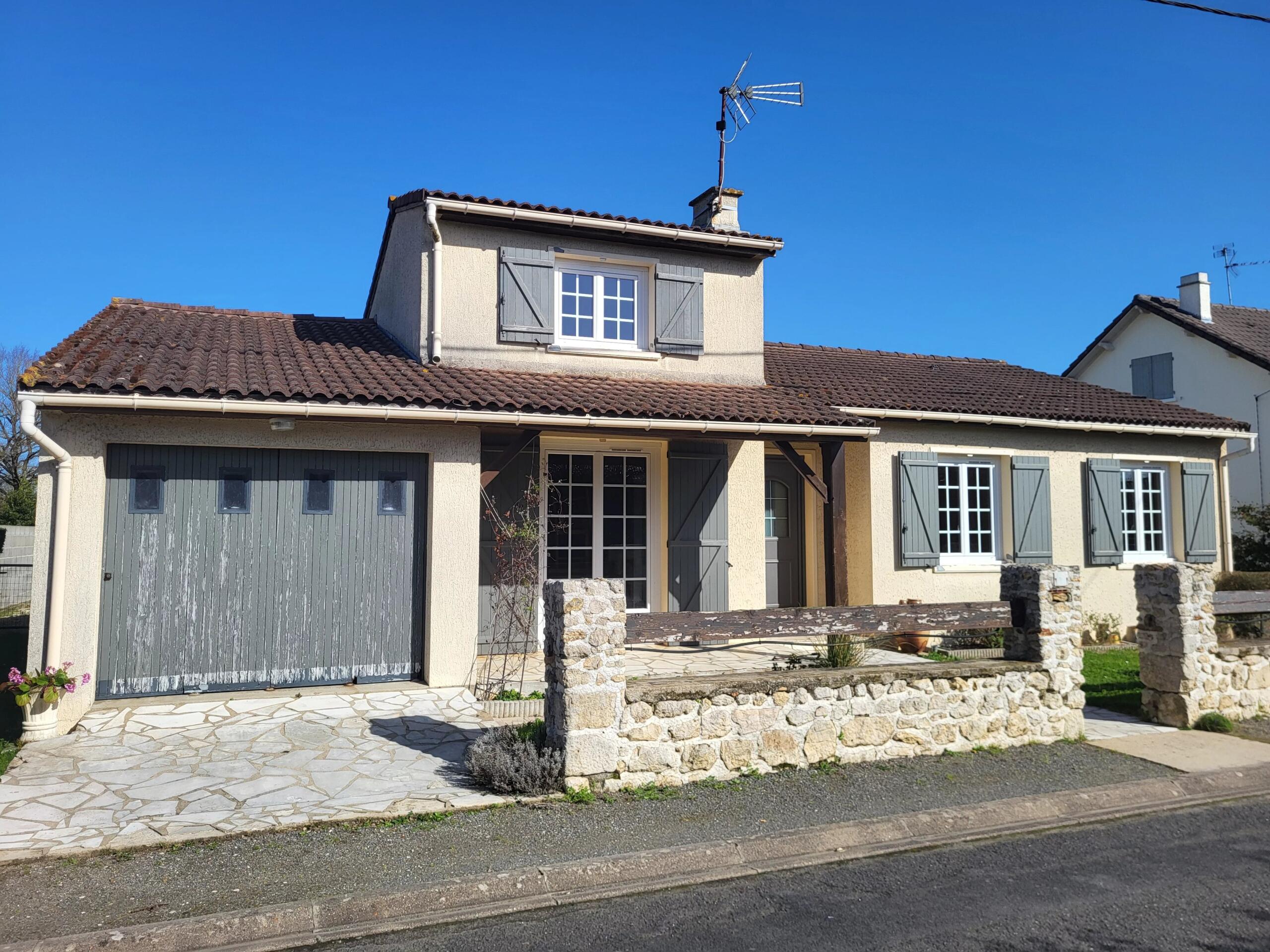 Three Bedrooms | Ground Floor Living | Central Montmorillon | Pool | Garage, Poitou-Charentes – France – BVI83526