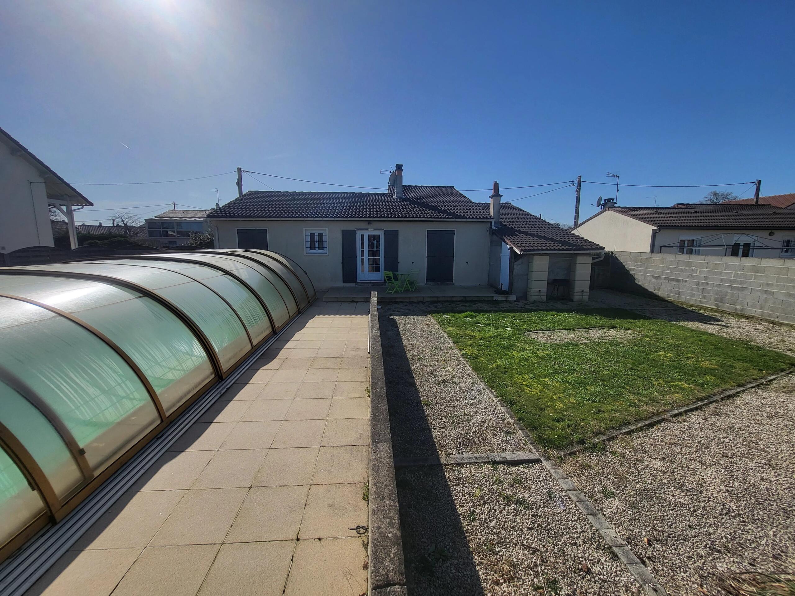 Three Bedrooms | Ground Floor Living | Central Montmorillon | Pool | Garage, Poitou-Charentes – France – BVI83526