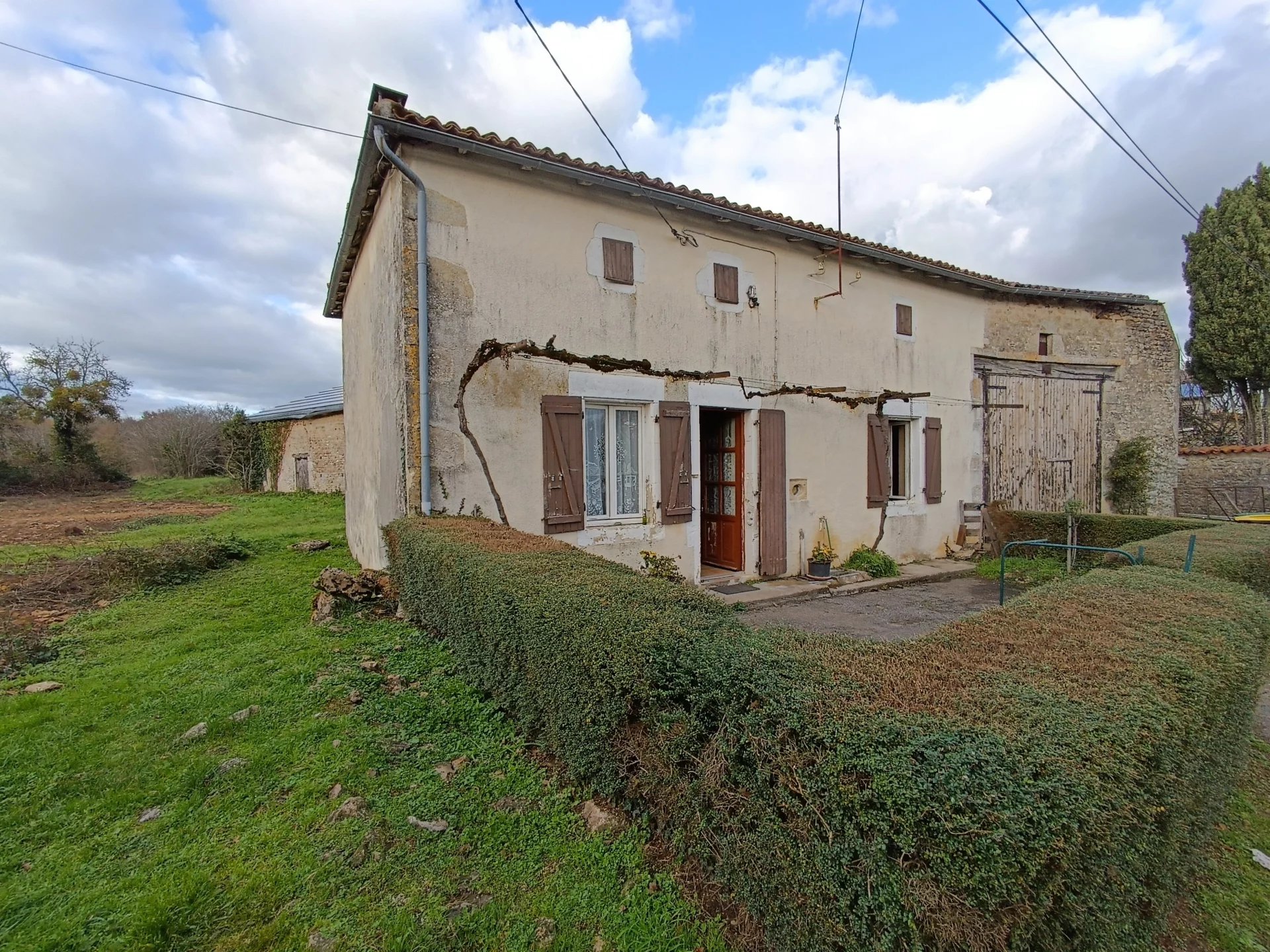 Farmhouse to renovate, Poitou-Charentes – France – BVI83605
