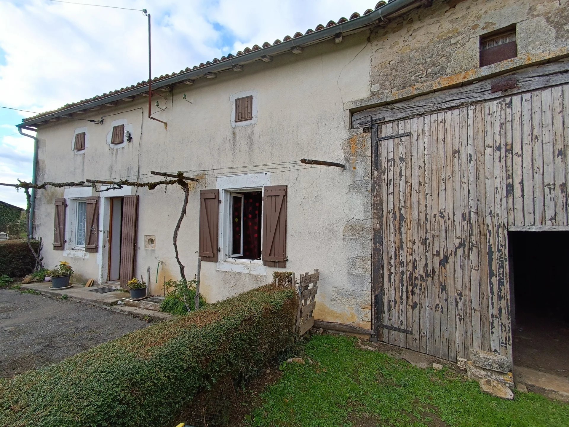 Farmhouse to renovate, Poitou-Charentes – France – BVI83605