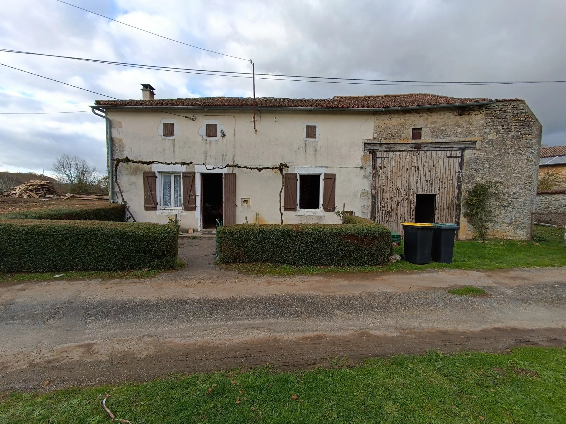 Farmhouse to renovate, Poitou-Charentes – France – BVI83605