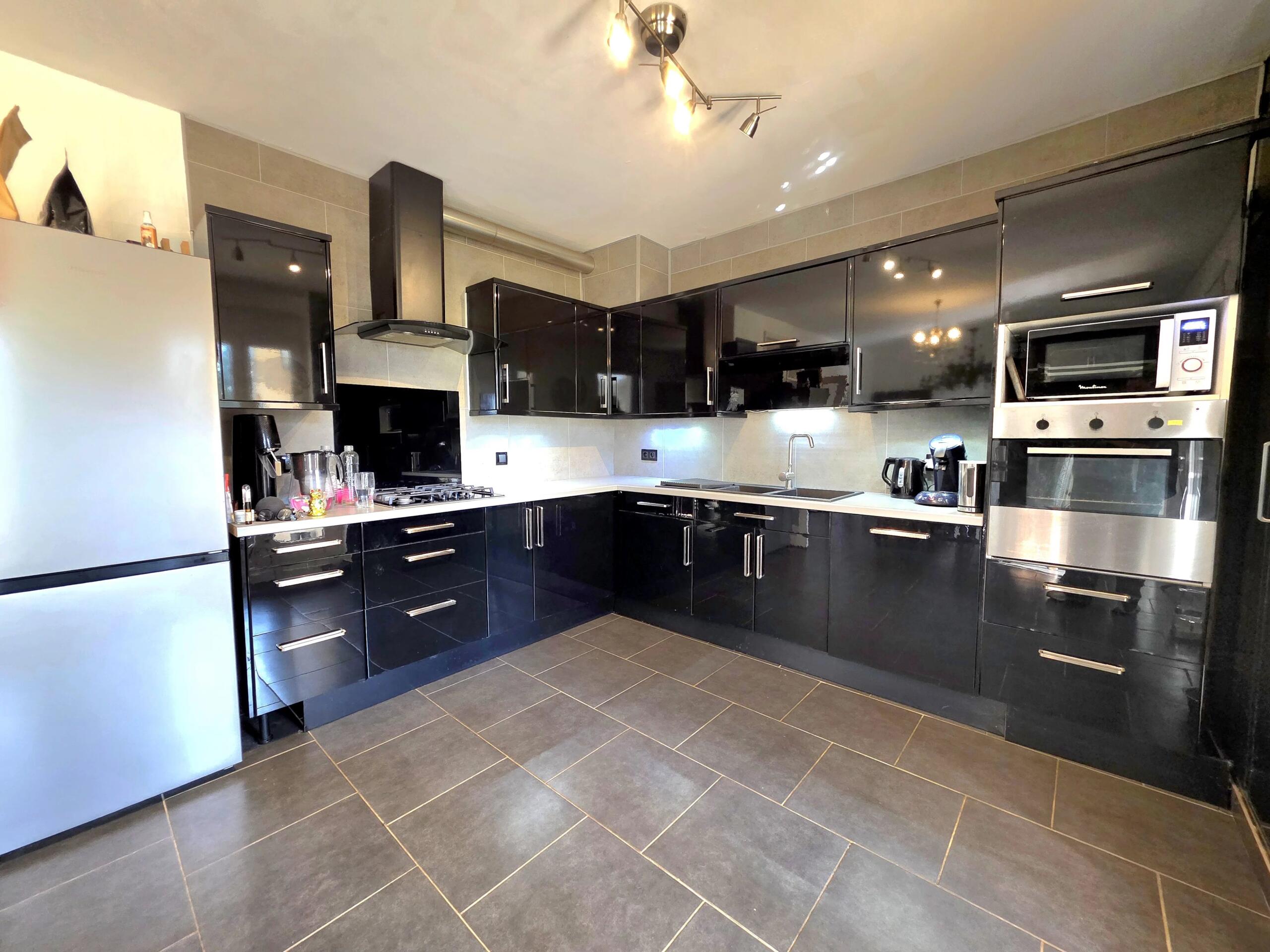 Spacious 4 bed Family Home with Guest Apartment & Exceptional Workshop, Aquitaine – France – BVI80383