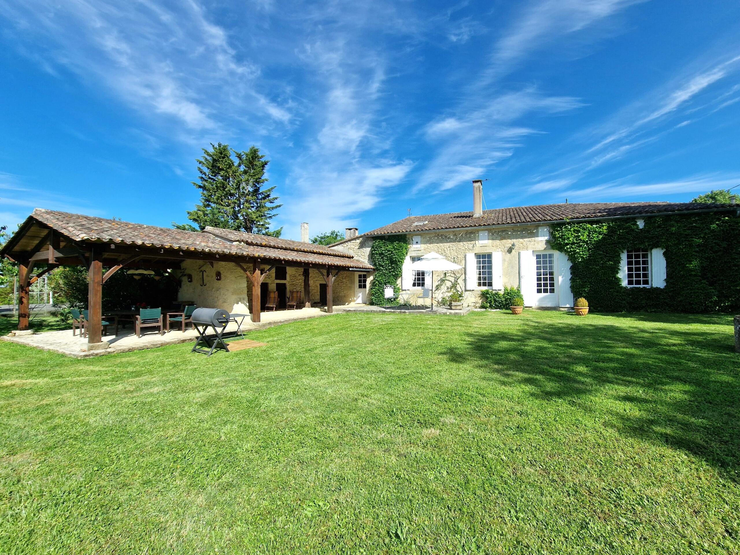 Exceptional Country Estate with Three Homes, Swimming Pool and Tennis Court – 20 Mins from Saint-Émilion, Aquitaine – France – BVI71723