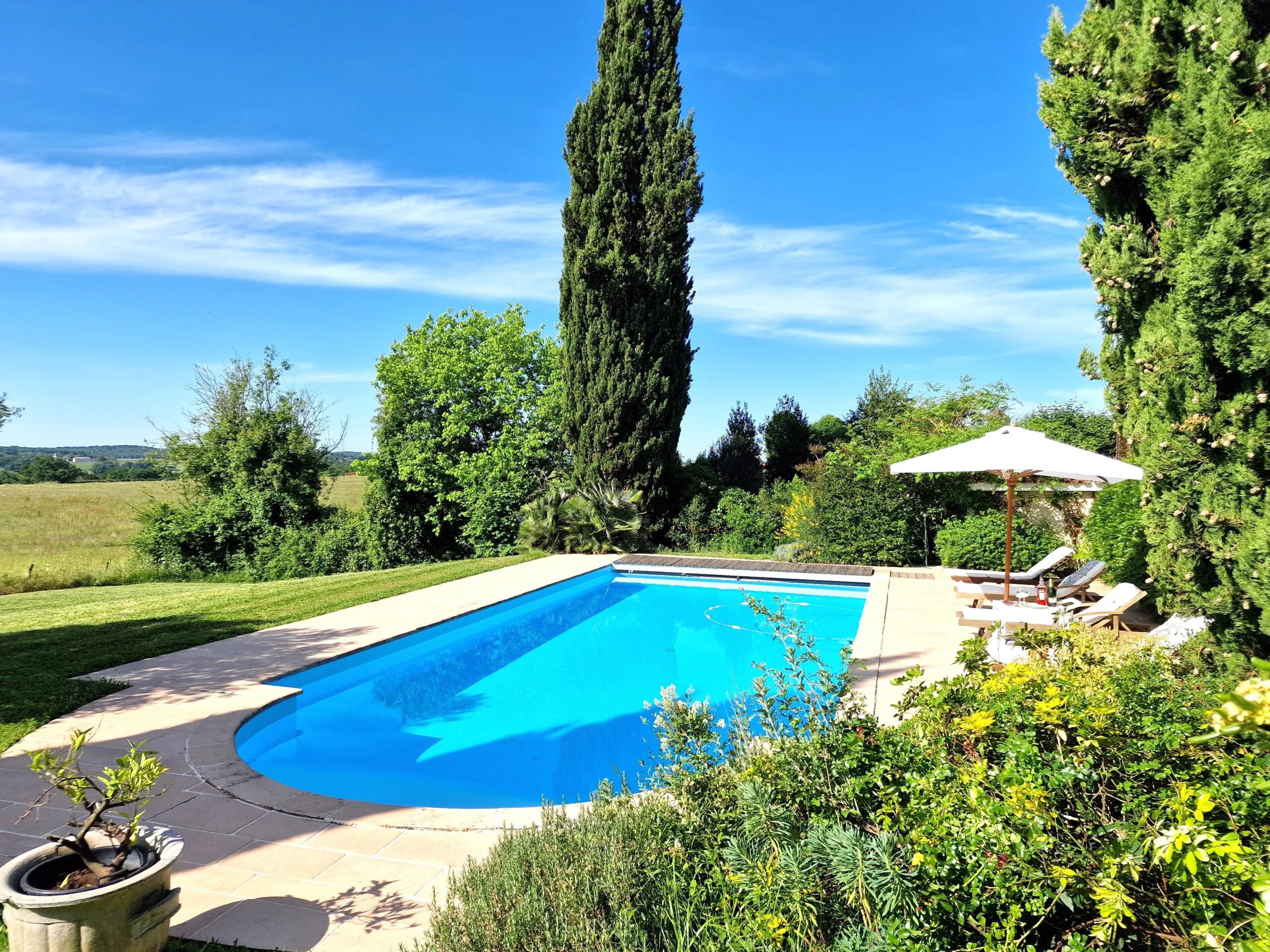 Exceptional Country Estate with Three Homes, Swimming Pool and Tennis Court – 20 Mins from Saint-Émilion, Aquitaine – France – BVI71723