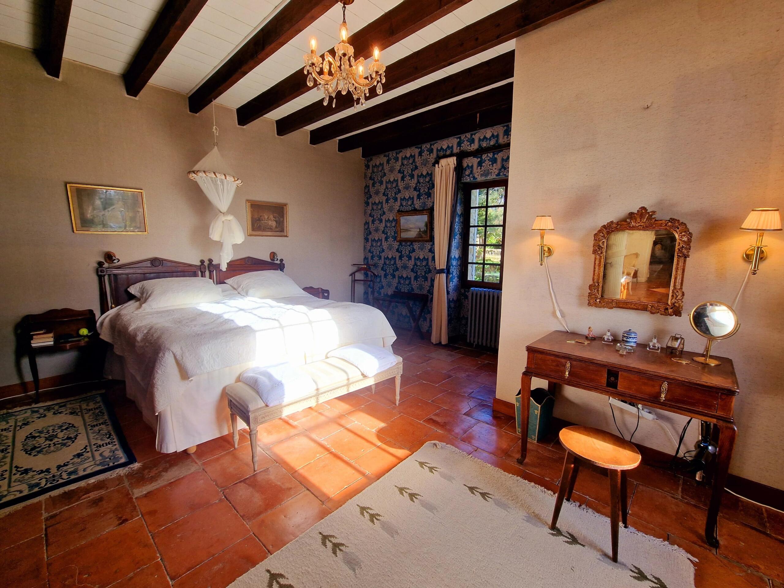 Exceptional Country Estate with Three Homes, Swimming Pool and Tennis Court – 20 Mins from Saint-Émilion, Aquitaine – France – BVI71723