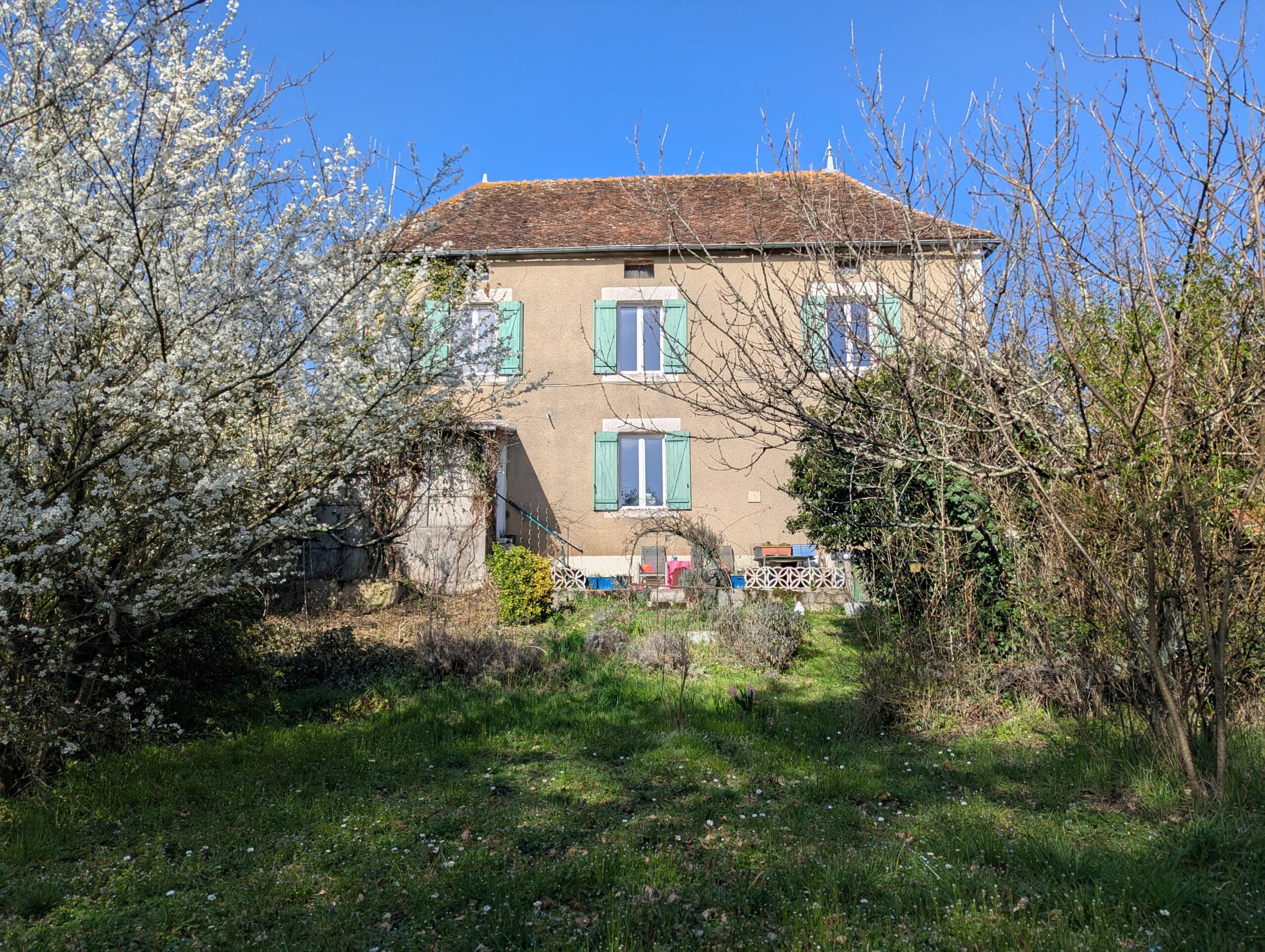 Impressive, sunny three-bedroom village house 10 minutes from Montmorillon, Poitou-Charentes – France – BVI84020