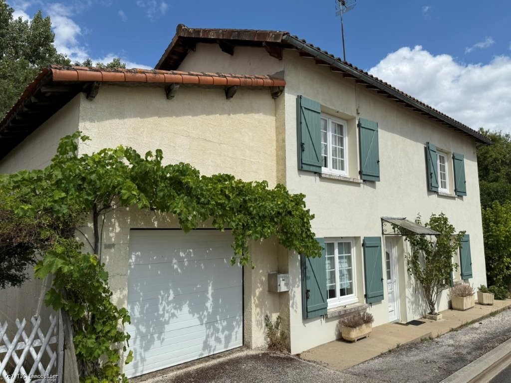 3 bedroom House in Ruffec, France – r7441