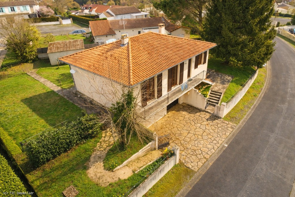 3 bedroom House in Ruffec, France – r7438