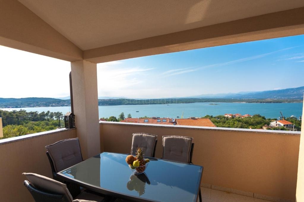 12 bedroom villa in Dobrinj, Croatia – 103613