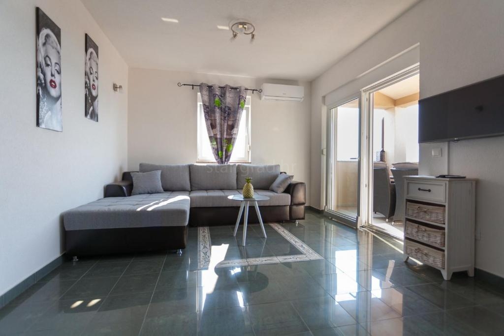 12 bedroom villa in Dobrinj, Croatia – 103613