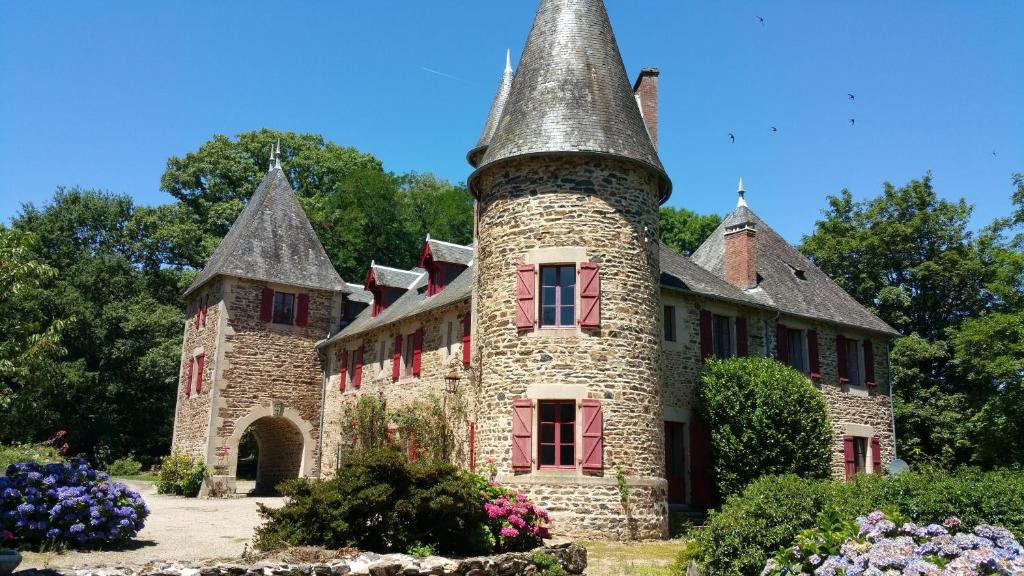 14 bedroom chateau in Lagrauliere, Corrèze, France