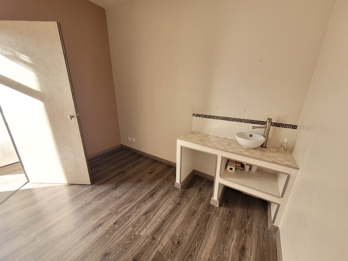 Commercial in Saint Genies De Fontedit, Herault, France – sm35000ee