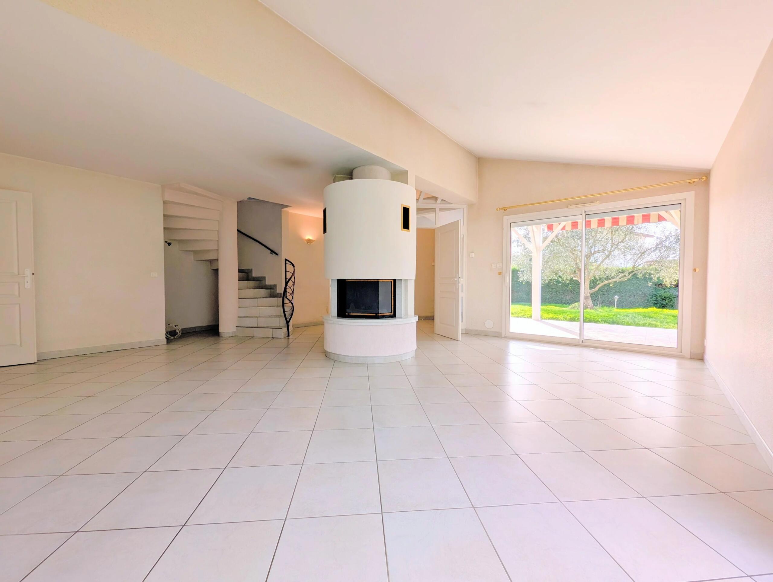 Lovely contemporary home with garden and garage close to the center of town, Aquitaine – France – BVI84418