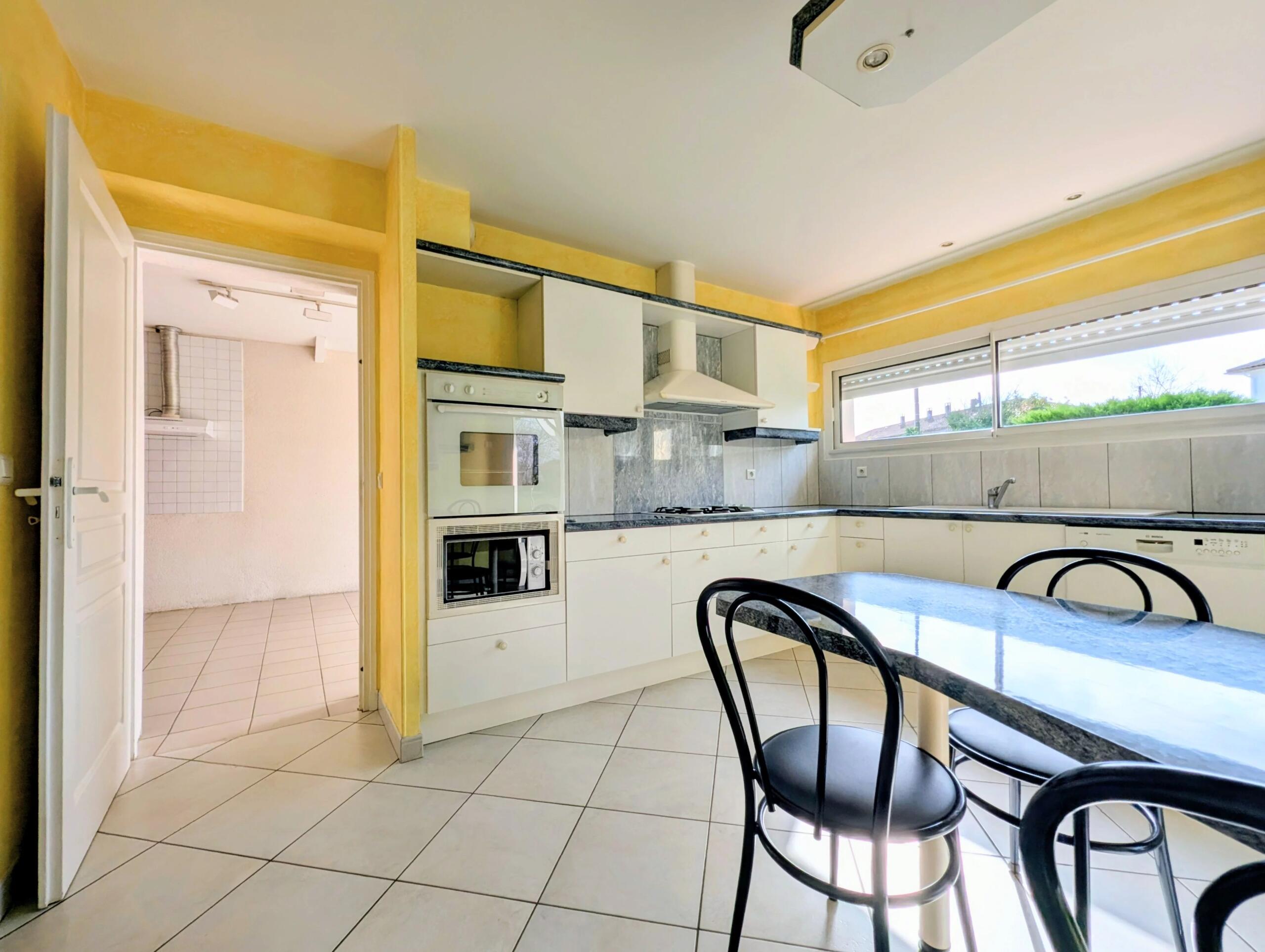 Lovely contemporary home with garden and garage close to the center of town, Aquitaine – France – BVI84418