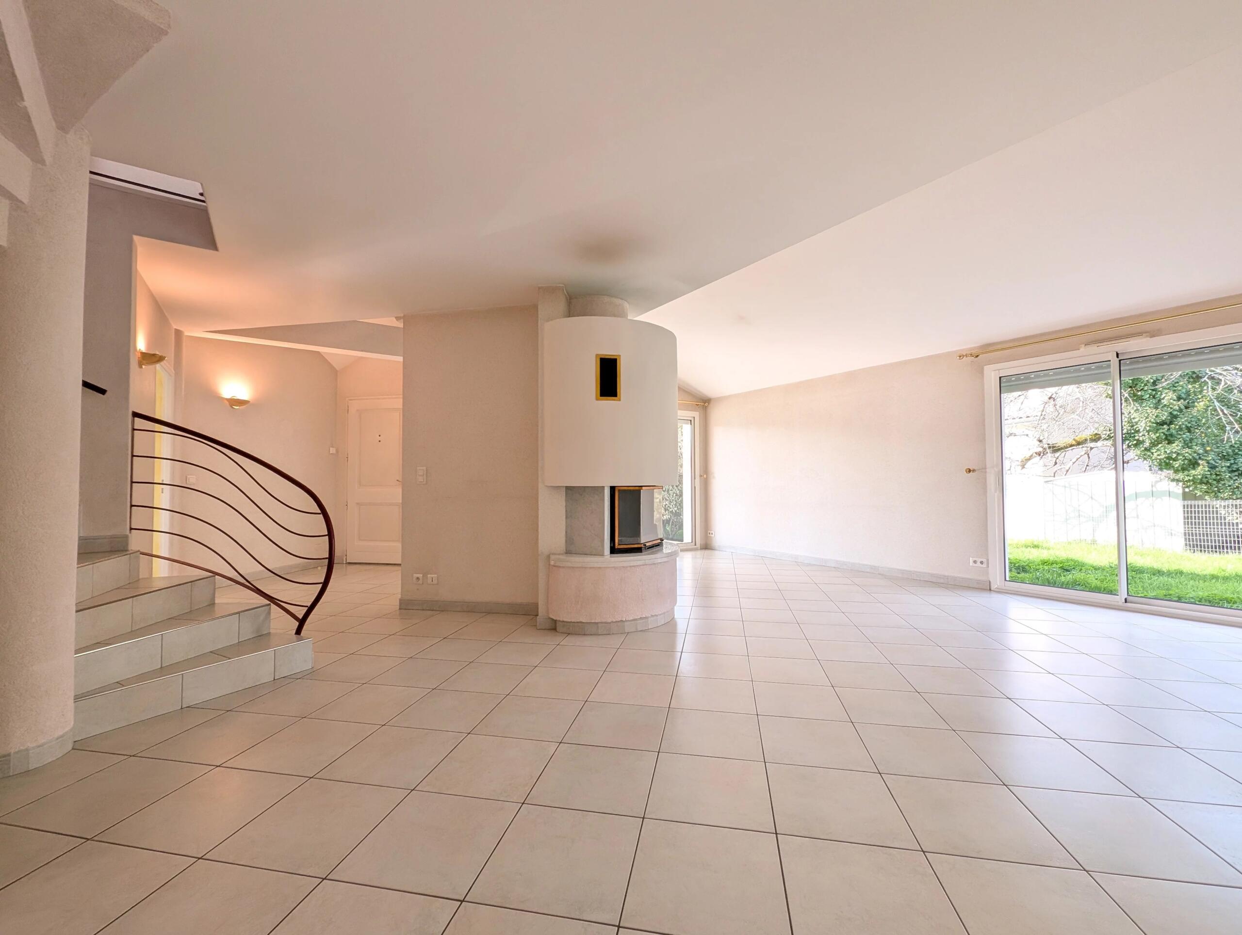 Lovely contemporary home with garden and garage close to the center of town, Aquitaine – France – BVI84418