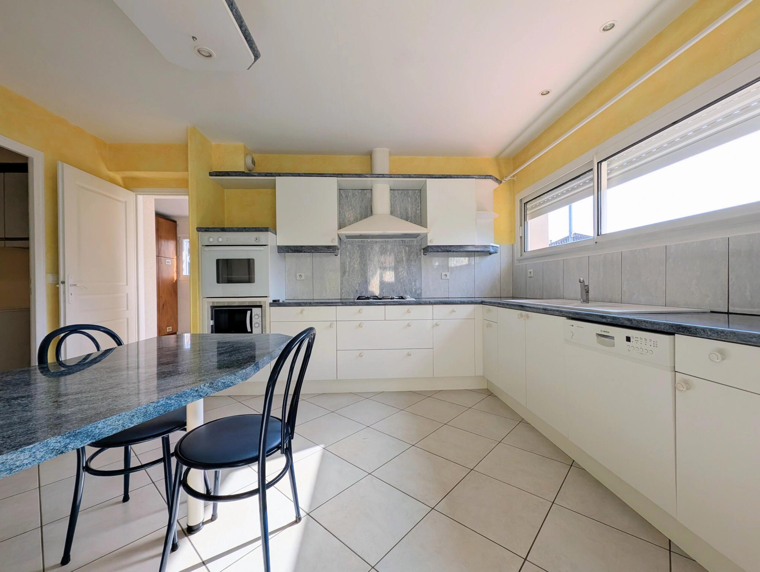 Lovely contemporary home with garden and garage close to the center of town, Aquitaine – France – BVI84418